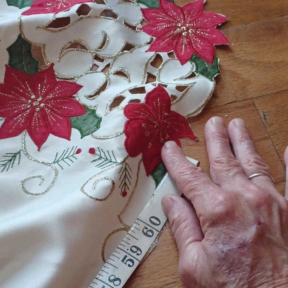 Poinsettia Red Embroidery Table Cloth 51 W 68L  Cream 5 Matching Place Settings